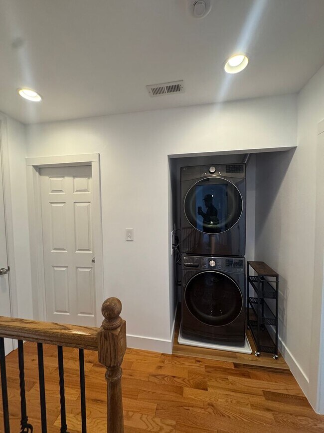 Building Photo - Home Available in West Forest Park!