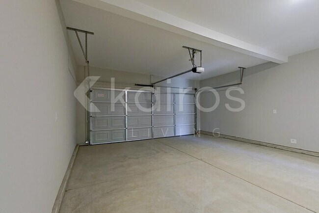 Building Photo - 888 Silent Barge Cv