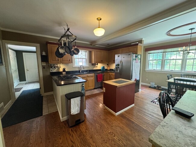 Building Photo - Beautifully Furnished Three Bedroom Home