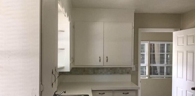 Building Photo - Apply Today! 2br/2ba in Pinellas Park!