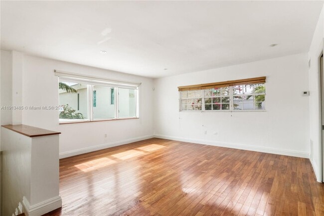 Building Photo - 1700 Bay Dr