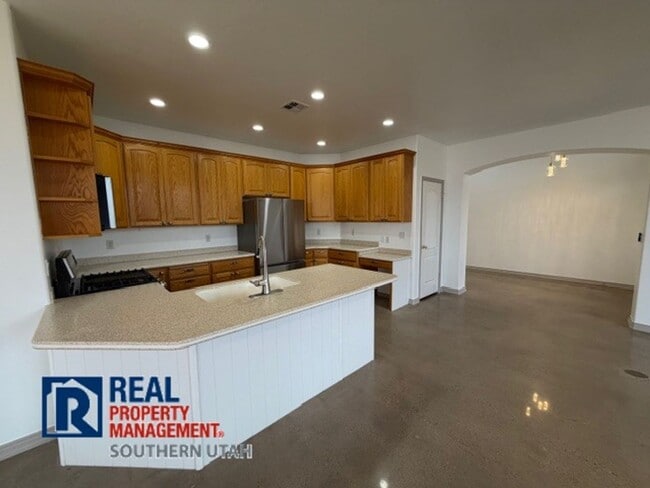 Building Photo - 4 Bedroom home on Oasis Dr