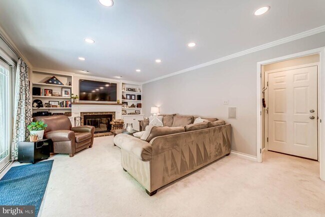 Building Photo - 13930 S Springs Dr