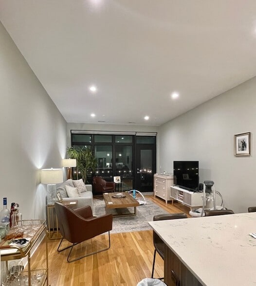 Building Photo - 4555 N Ravenswood Ave