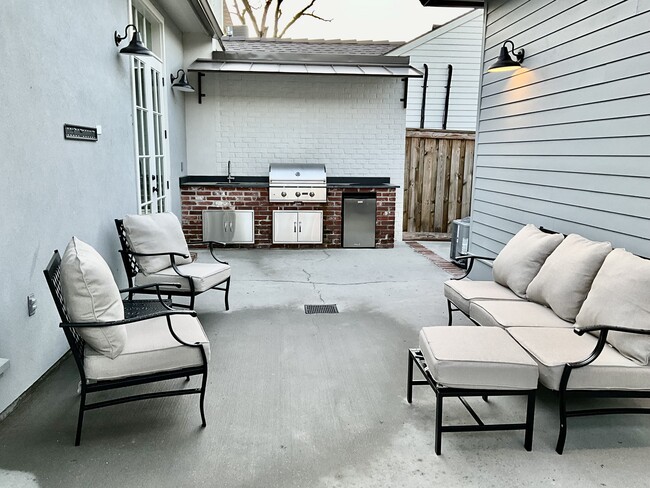 Outdoor Kitchen/Patio - 3305 Pointe Marie Dr