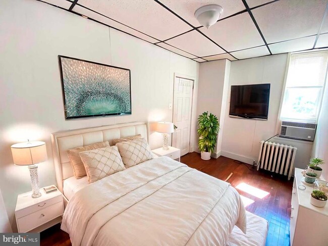 Building Photo - 534 E Indiana Ave