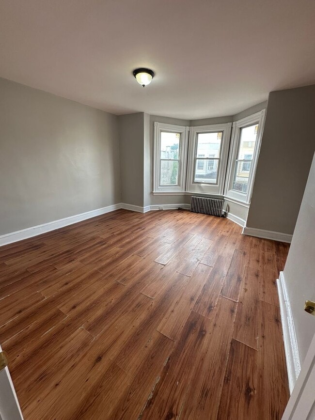 Building Photo - 3 Bed, 1 Bath townhome