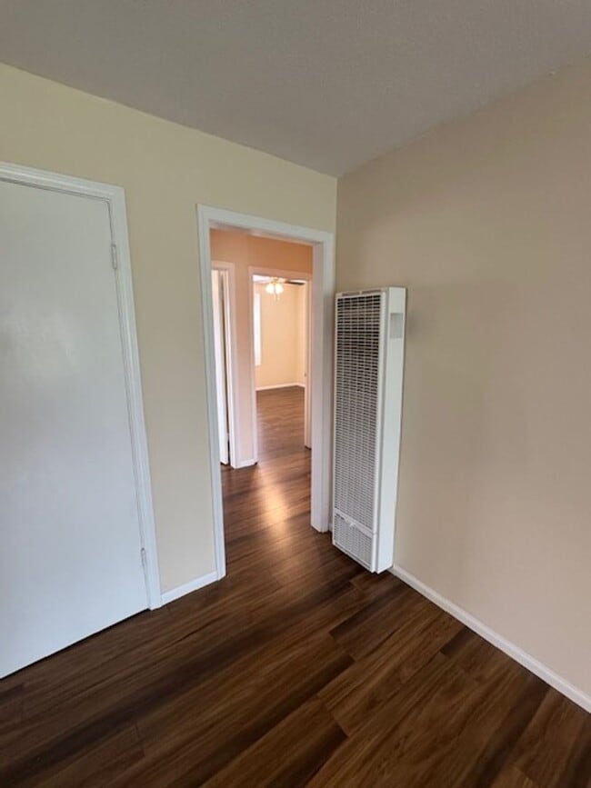 Building Photo - Beautiful 3 bedroom 2 bath HOME . . .  Clo...