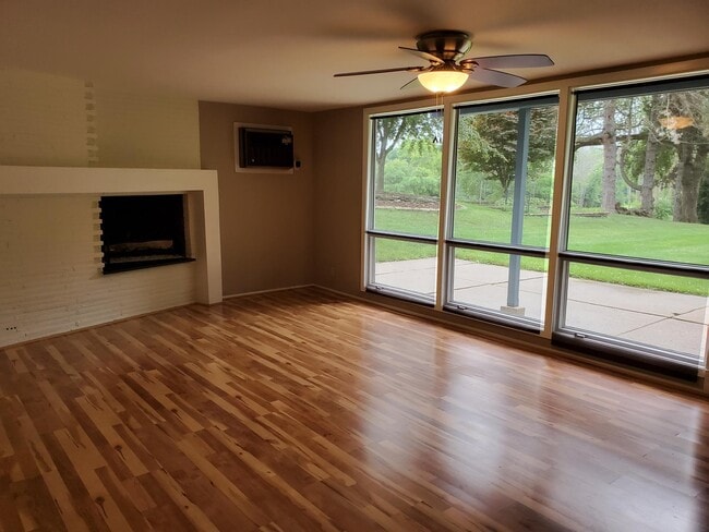 Building Photo - 413 Riverview Dr
