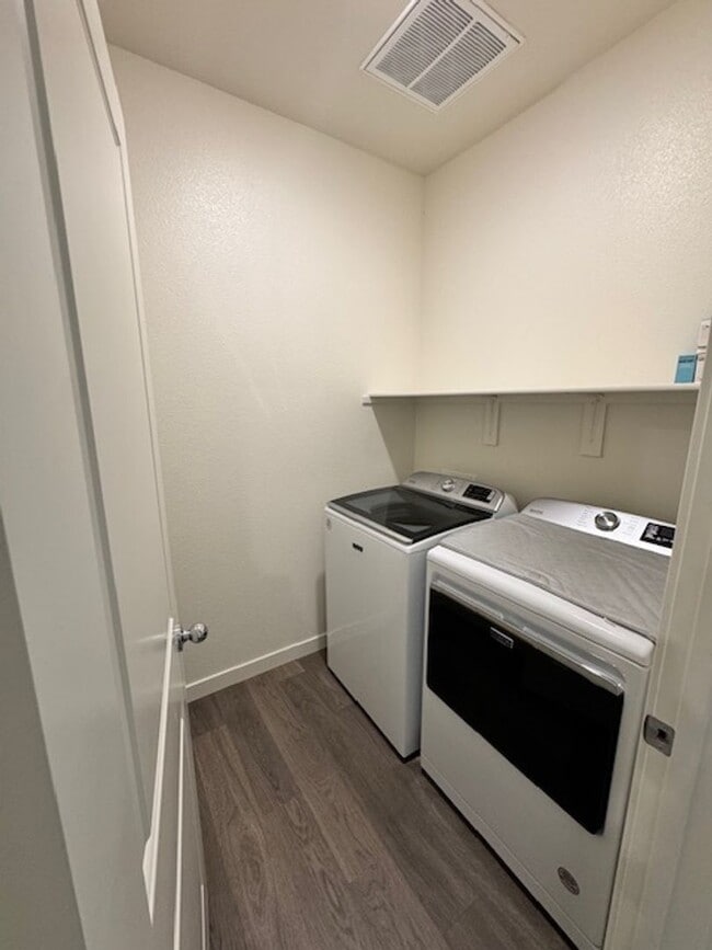 Building Photo - Beautiful 4-Bedroom Home in the Wyndham Es...