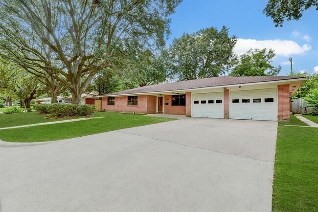 Building Photo - 803 Rosewood Dr