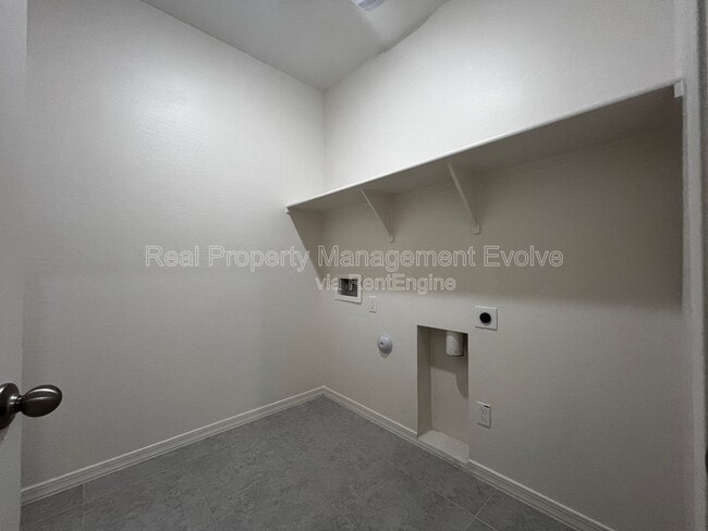 Building Photo - 19434 W Hazelwood St