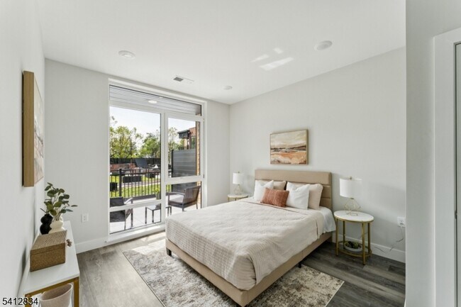 Building Photo - 140 W Webster Ave