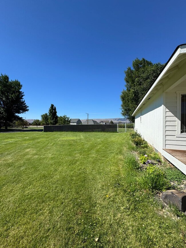 Building Photo - Expansive & Modern 4-Bedroom Home for Rent
