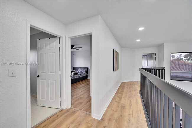 Building Photo - 500 Cypress Pointe Dr E
