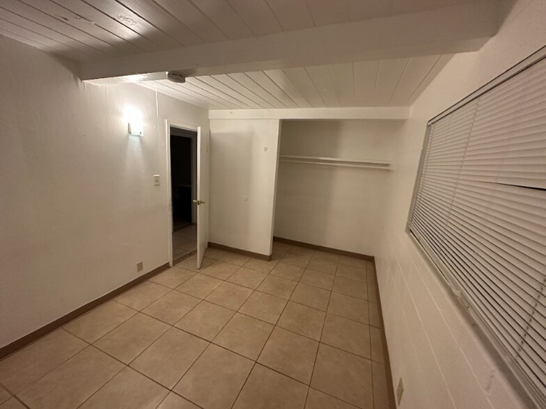 Building Photo - 15 E San Joaquin St