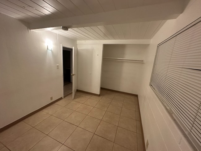 Building Photo - 15 E San Joaquin St