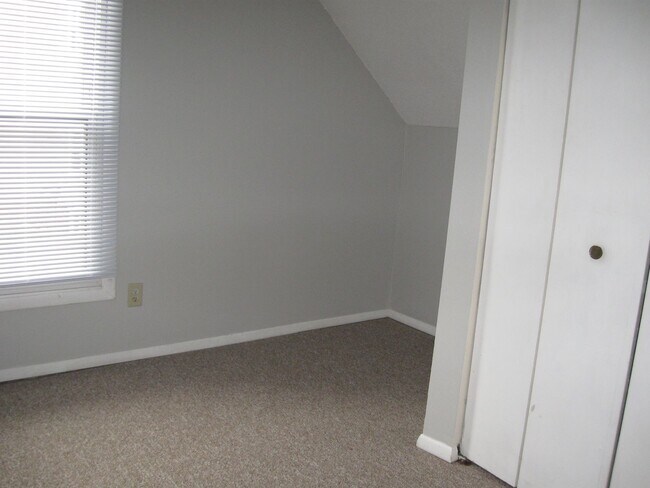 Building Photo - Close to Campus