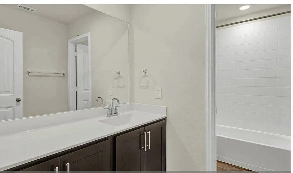Building Photo - Room in House on Bethpage Dr