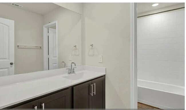 Building Photo - Room in House on Bethpage Dr