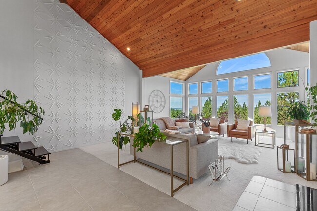 Building Photo - Beautifully Remodeled Execute Home - Parti...