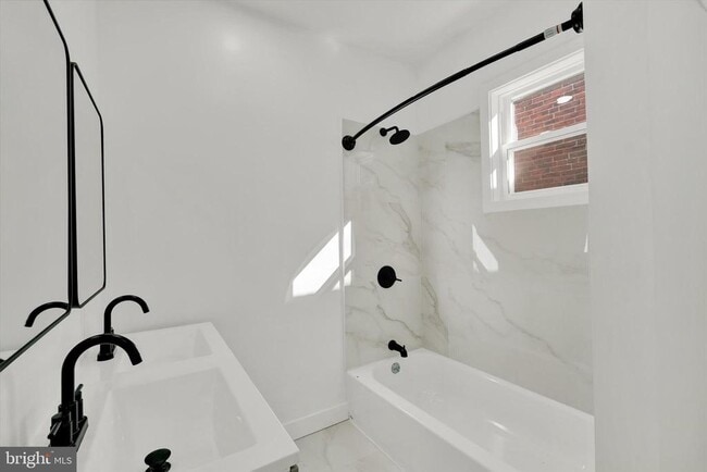 Building Photo - 2117 S Alden St