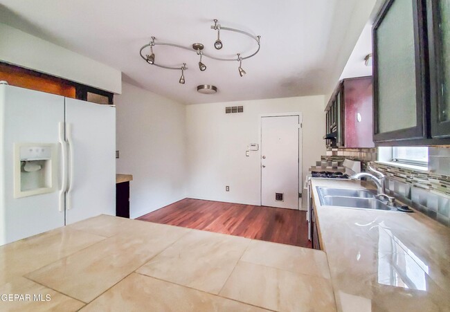 Building Photo - 1120 Shawnee Ln