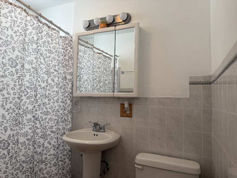 Building Photo - 3525 W Fullerton Ave