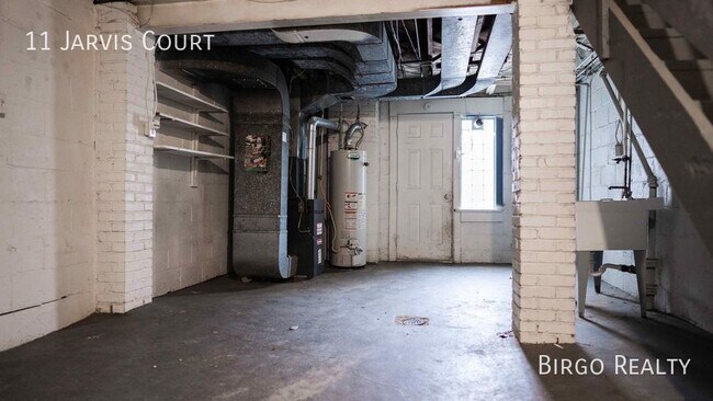 Building Photo - Move in special! First month free rent!