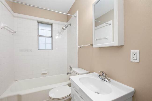Building Photo - 1809 W 39th St