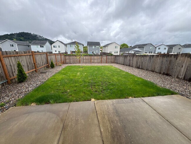 Building Photo - Stunning 3-Bedroom Home with Modern Comforts in a Quiet Neighborhood