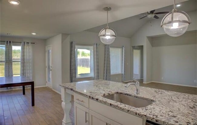 Building Photo - Welcome to this cozy home!