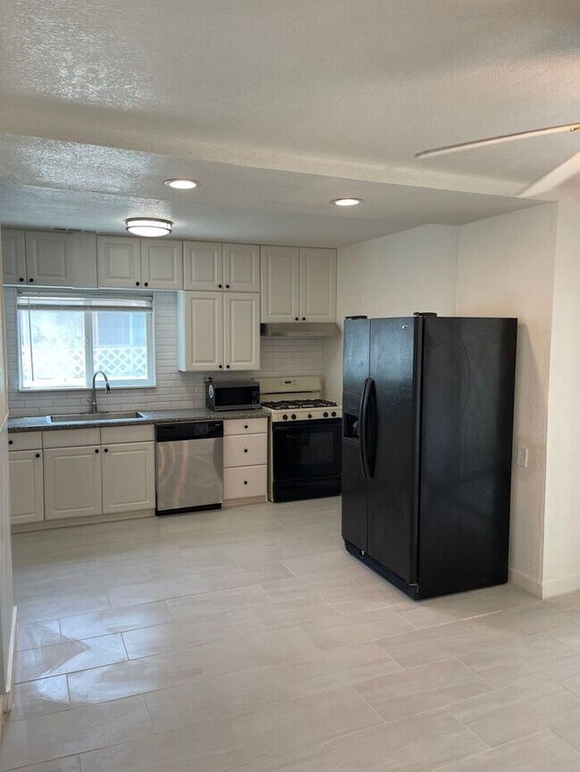 Building Photo - Coming Soon Modesto Renovated 3 Bedroom 1 ...