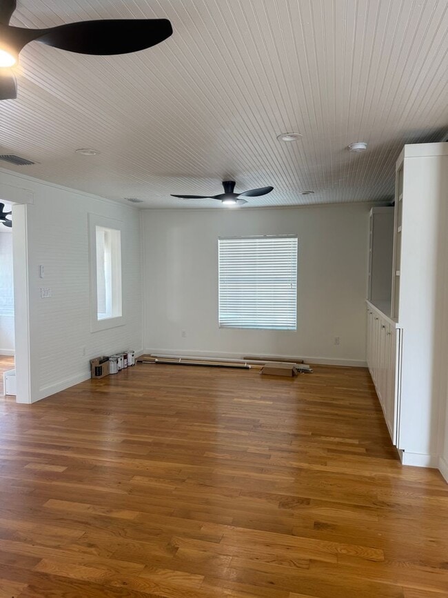 Building Photo - Updated Costal - Style home