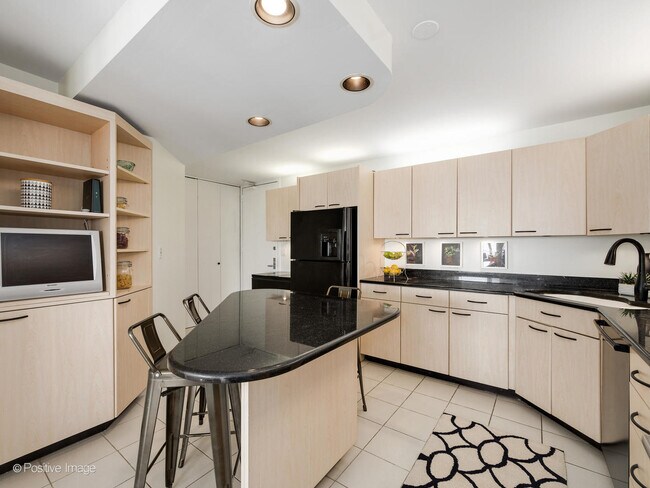 Building Photo - 2020 N Lincoln Park W