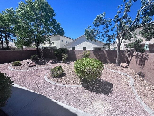 Building Photo - GREAT SINGLE STORY WITH 3 BEDS & 2 BATHS IN GATED COMMUNITY!