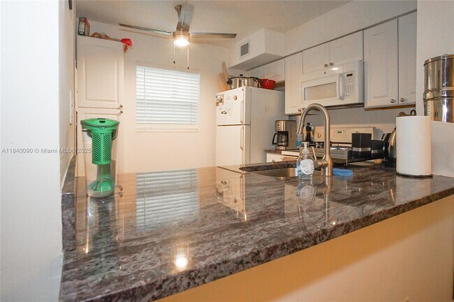 Building Photo - 407 Gardens Dr