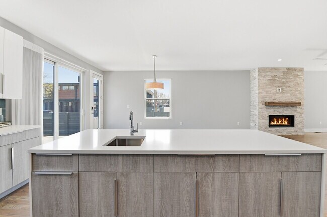 Building Photo - $5,740.95, $300 off the first month's rent, 4 Beds - 5 Bath, Townhouse in Denver with Office!