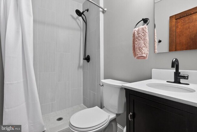 Building Photo - 32 Farragut Pl NW