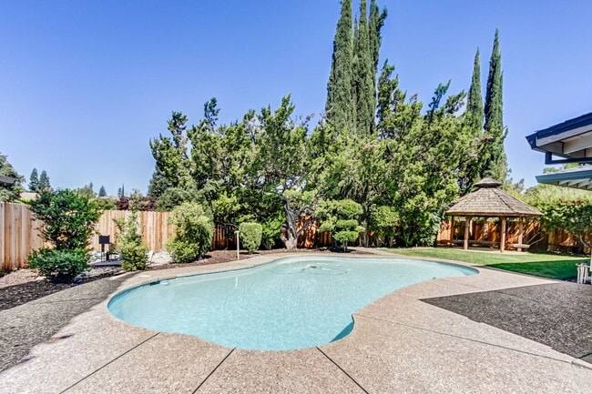 Building Photo - High-End 4-Bedroom Retreat | Designer Kitchen | Resort-Style Backyard & Pool!