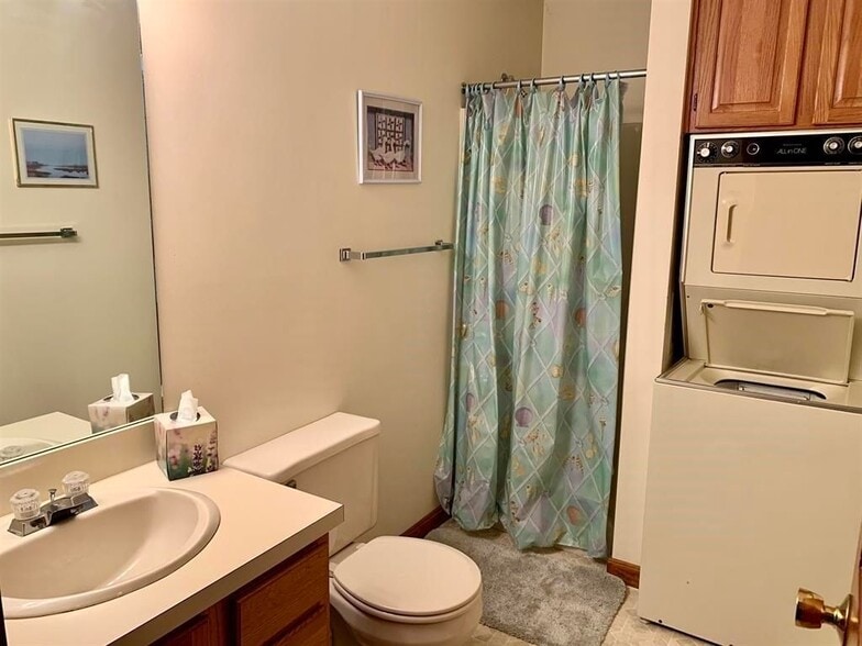 Building Photo - 61 Woodbury, 43