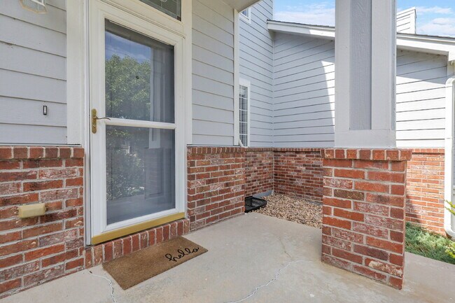 Building Photo - $2,640.95- 3 Bed, 3 Bath Townhome in Aurora with Central AC, In Unit Laundry and Patio Space!