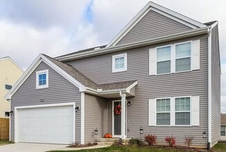 Building Photo - Large 4 bedroom 2000 sq ft home at a great value!