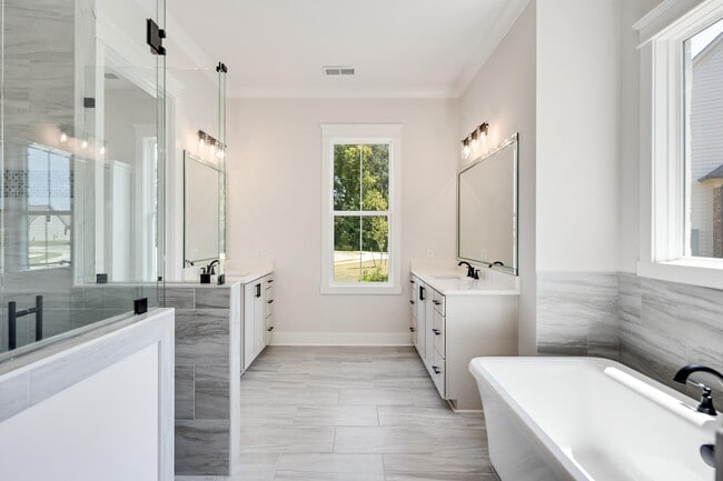 Building Photo - 5011 Jon Oak Dr