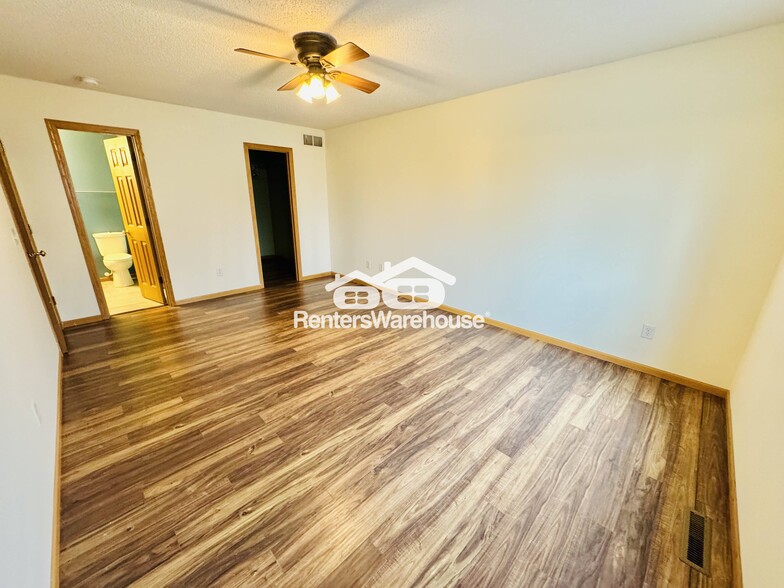 Building Photo - 6808 Meadow Grass Ln S