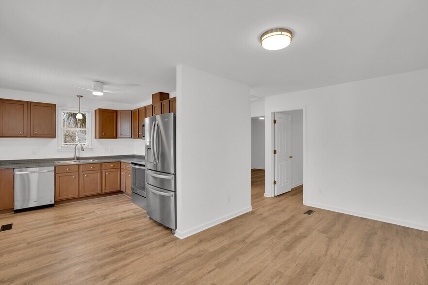 Building Photo - 350 Lakeshore Dr