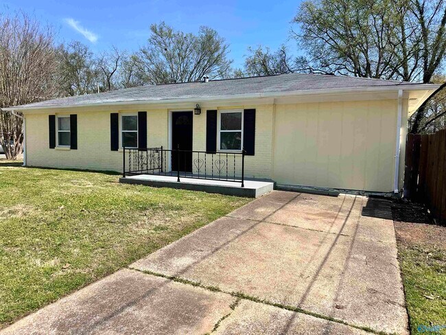 Building Photo - 14001 Sandhurst Dr SW