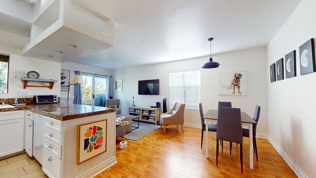 Primary Photo - Bright 2 Bed 2 Bath Upstairs Condo Unit Av...