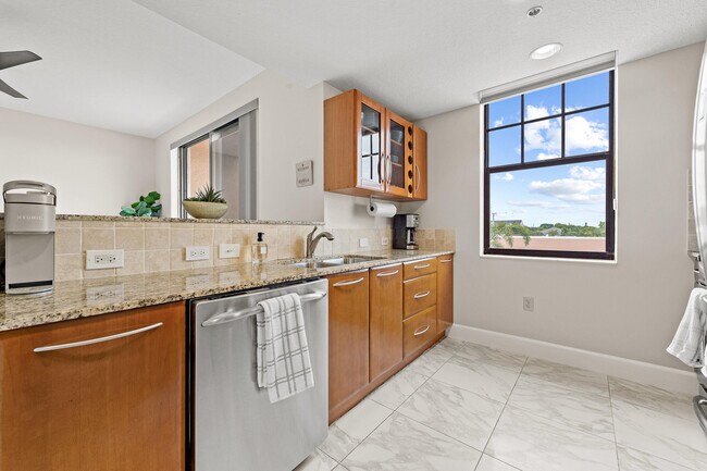 Building Photo - 511 Lucerne Ave