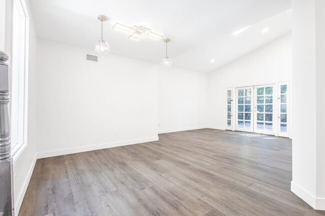 Building Photo - 640 E Banyan St
